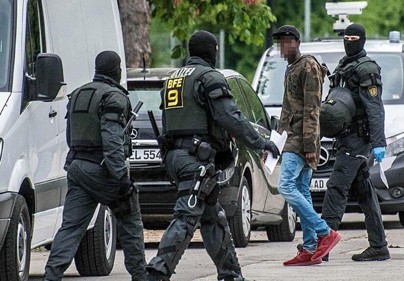 Alemania coordina con representantes talibanes el regreso de miles de afganos a su país