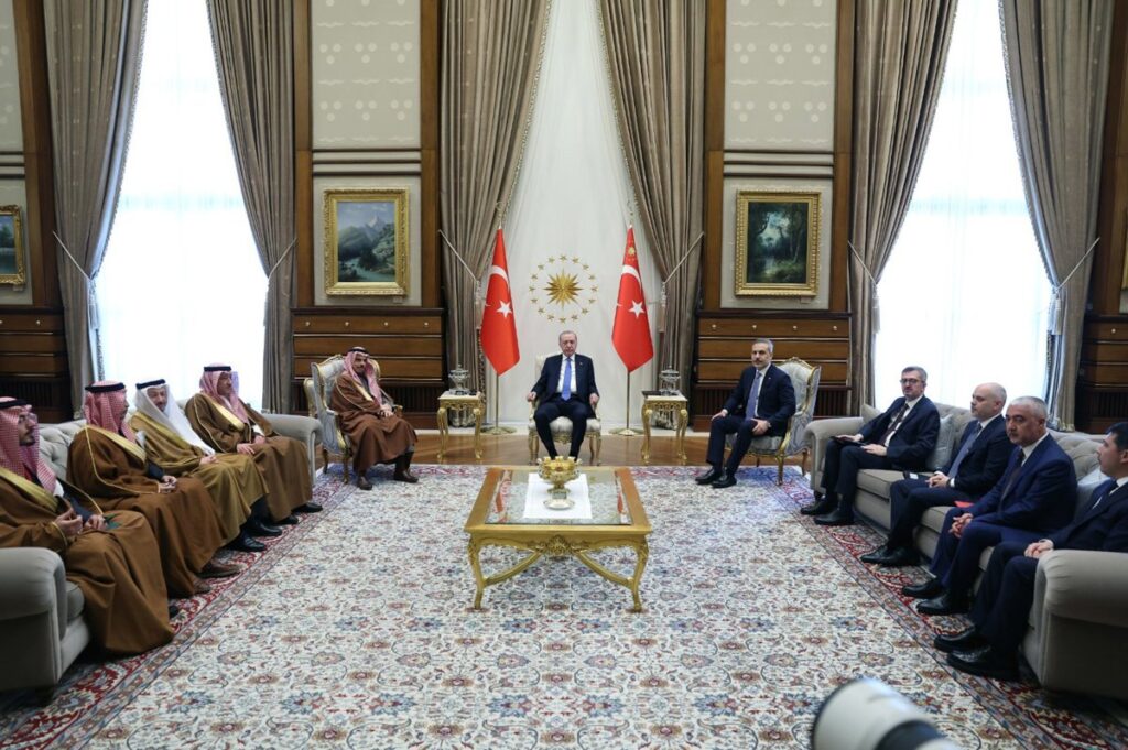 Arabia Saudí, Pakistán y Turquía firman un histórico acuerdo de defensa para fortalecer su disuasión colectiva