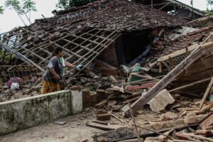 Ascienden a 68 los muertos por el terremoto del sábado en Indonesia
