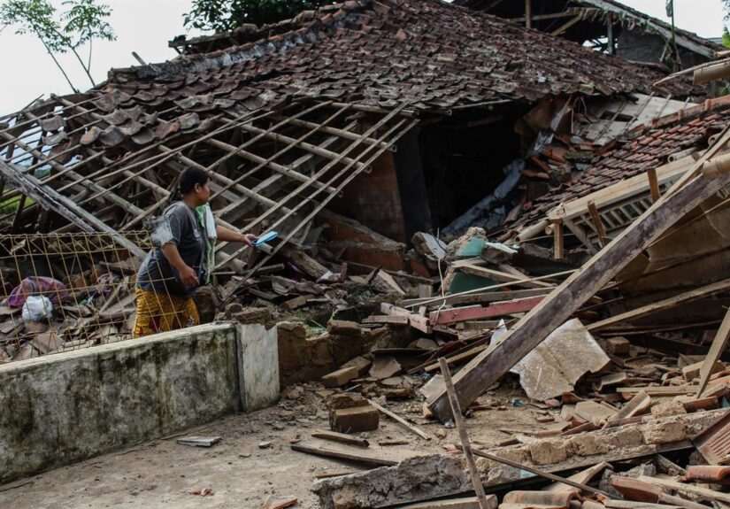 Ascienden a 68 los muertos por el terremoto del sábado en Indonesia