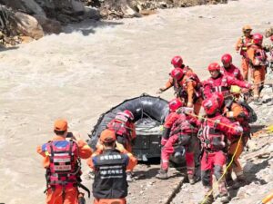 Ascienden a cinco los muertos y más de 550 los desaparecidos en China por la riada en la frontera con Nepal