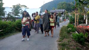Ascienden a un centenar los muertos por el terremoto de 7,7 en el suroeste de Indonesia