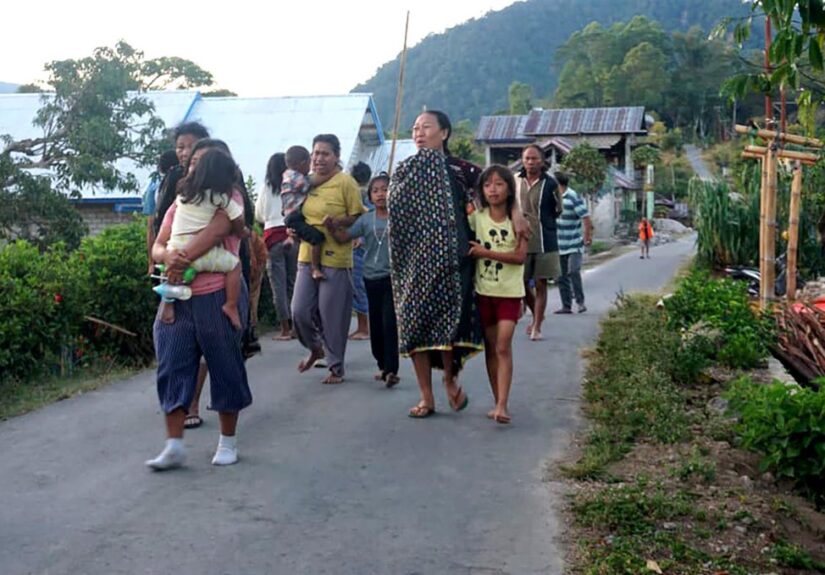 Ascienden a un centenar los muertos por el terremoto de 7,7 en el suroeste de Indonesia