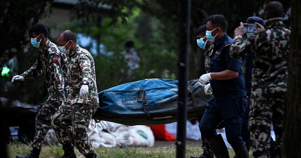 Aumenta a 955 la cifra de muertos por la catástrofe en Nepal y el Tíbet y quedan 4.471 desaparecidos