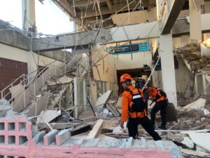 Aumentan a 53 los muertos por el seísmo de magnitud 7,7 en la isla de Flores, Indonesia