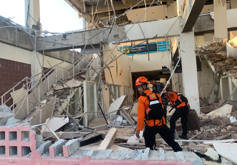 Aumentan a 53 los muertos por el seísmo de magnitud 7,7 en la isla de Flores, Indonesia