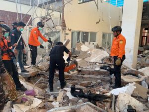 Aumentan a 72 los muertos por el terremoto del sábado en Indonesia