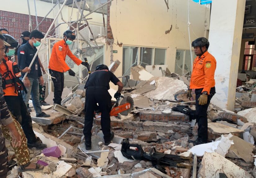Aumentan a 72 los muertos por el terremoto del sábado en Indonesia