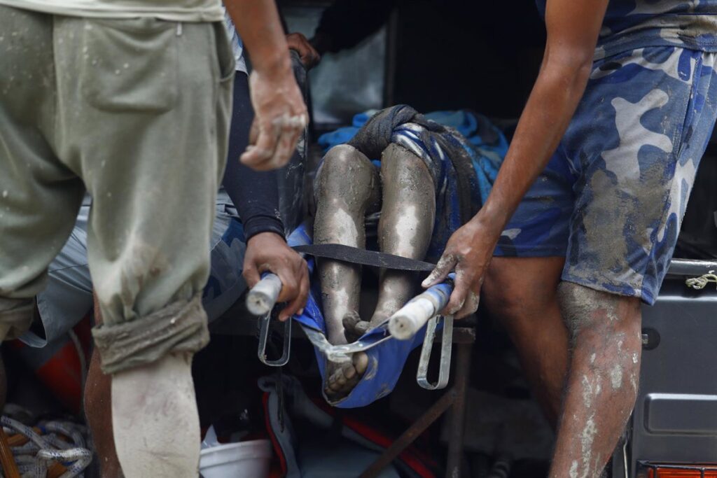 Aumentan a cerca de 180 los muertos por las inundaciones en el norte de Nepal, en la frontera con China