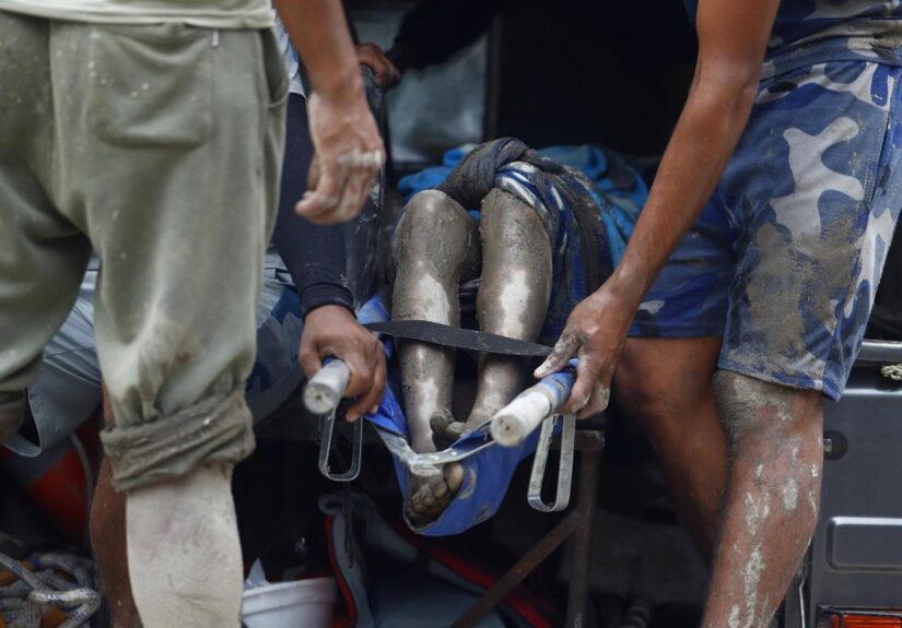 Aumentan a cerca de 180 los muertos por las inundaciones en el norte de Nepal, en la frontera con China