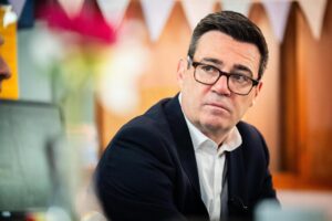 Burnham lanza un plan para acabar con el sinhogarismo en Reino Unido para Navidad