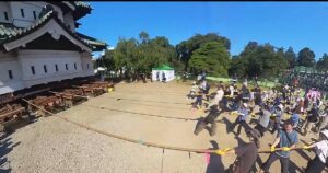 Casi 2.000 voluntarios arrastran un castillo de 360 toneladas con cuerdas y raíles en Japón