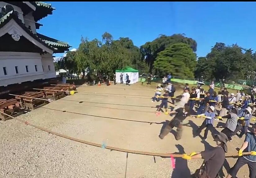 Casi 2.000 voluntarios arrastran un castillo de 360 toneladas con cuerdas y raíles en Japón
