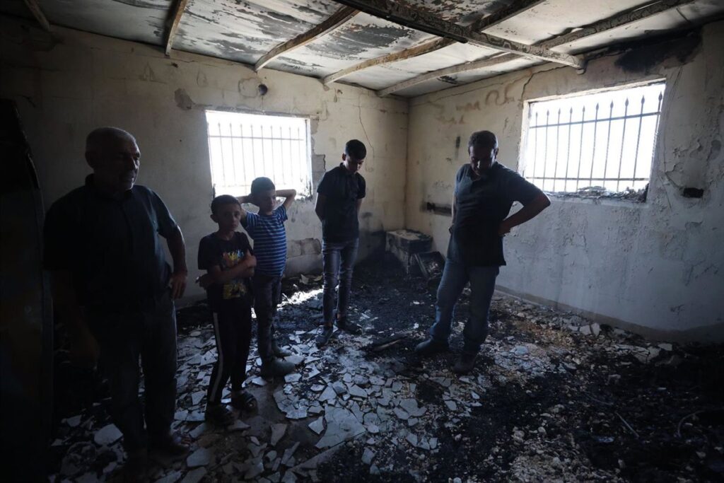 Colonos israelíes matan a tiros a un palestino durante una incursión en el sur de Cisjordania