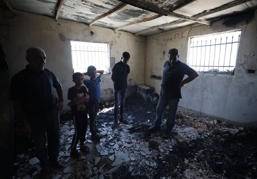 Colonos israelíes matan a tiros a un palestino durante una incursión en el sur de Cisjordania