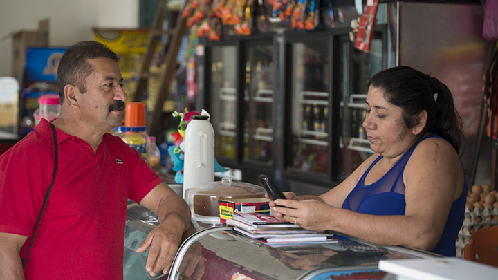 Con 37% del total de ventas, la tienda de barrio sigue como el canal más grande de consumo en Colombia