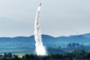 Corea del Norte lanza una decena de misiles balísticos hacia el mar de Japón