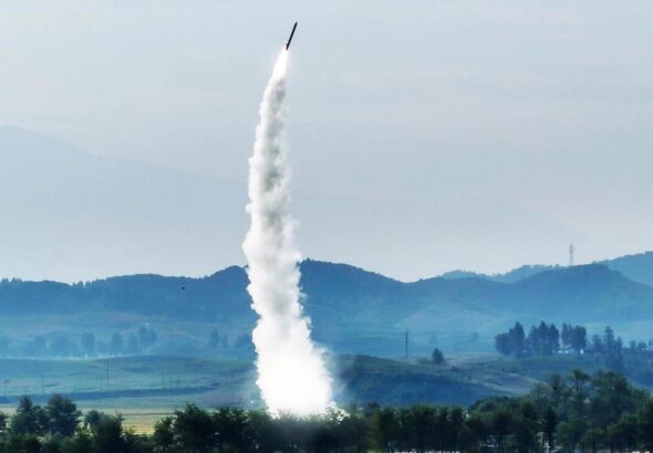 Corea del Norte lanza una decena de misiles balísticos hacia el mar de Japón
