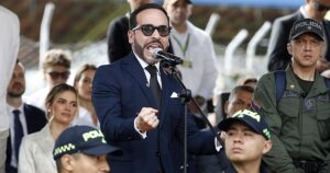 De la Espriella asume el mando en Colombia con el reto de la crisis económica y de seguridad que deja Petro
