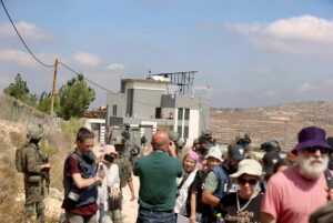 Decenas de colonos israelíes asaltan la vivienda palestina en Qusra que asediaban desde hace semanas
