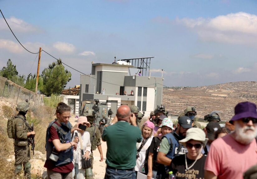 Decenas de colonos israelíes asaltan la vivienda palestina en Qusra que asediaban desde hace semanas