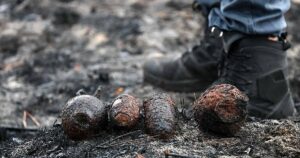Descubren 400 proyectiles de la Segunda Guerra Mundial tras los incendios de Le Porge (Francia)
