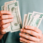Dólar bajo en Colombia, ¿una oportunidad para comprar y endeudarse?