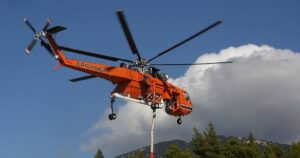 Dos helicópteros chocan mientras sofocaban un incendio en Grecia