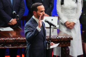El Gobierno de De la Espriella presenta a la Fiscalía colombiana información sobre más de 80 irregularidades bajo Petro