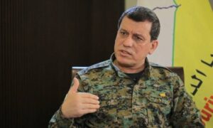 El comandante en jefe de las FDS anuncia la disolución de la milicia kurdo-árabe tras el acuerdo con Damasco