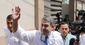 El expresidente Juan Orlando Hernández será juzgado por corrupción en un tribunal ordinario en Honduras