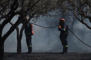 El gran incendio declarado en la isla griega de Salamina deja ya dos muertos y nueve heridos por quemaduras