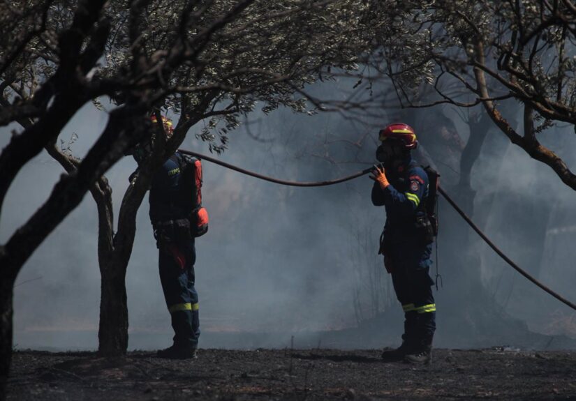 El gran incendio declarado en la isla griega de Salamina deja ya dos muertos y nueve heridos por quemaduras