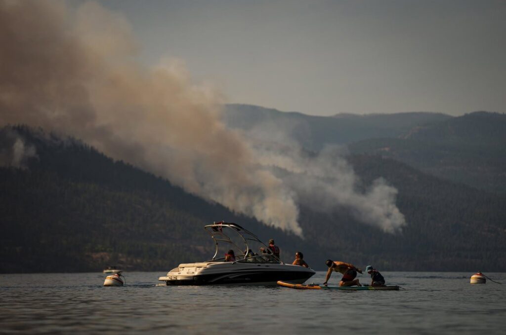 El gran incendio en el oeste de Canadá se sale de control y fuerza la evacuación de más de 20.000 personas