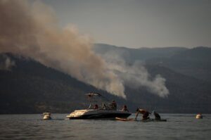 El gran incendio en el oeste de Canadá se sale de control y fuerza la evacuación de más de 20.000 personas