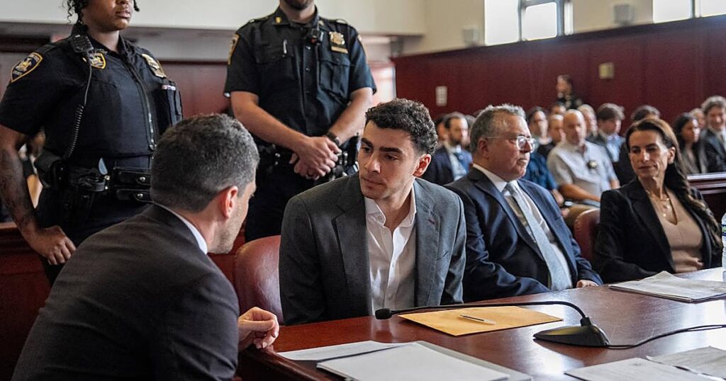 El juicio estatal a Luigi Mangione se pospone tras su declaración de culpabilidad ante una jueza en Nueva York