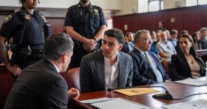 El juicio estatal a Luigi Mangione se pospone tras su declaración de culpabilidad ante una jueza en Nueva York