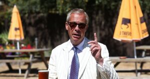El líder de Reform UK vuelve como diputado a Westminster tras ganar la elección parcial de Clacton