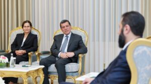 El presidente de Siria nombra al jefe de las disueltas milicias kurdo-árabes como su asesor