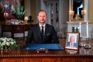 El rey Haakon de Noruega recuerda a su "seguro" y "cálido" padre en su primer discurso como monarca