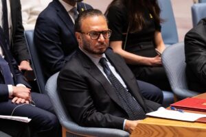 Emiratos pide a Irán trabajar con los países vecinos para una salida política a la guerra