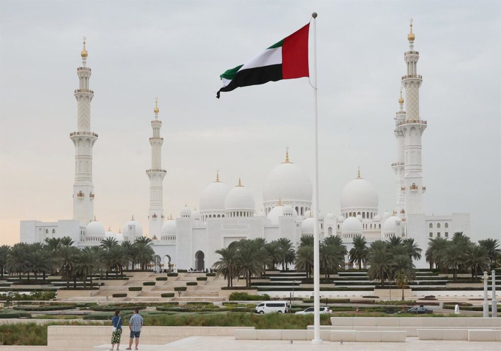 Emiratos suspende "toda" relación comercial con Irán tras un presunto ataque con misiles desde el país asiático