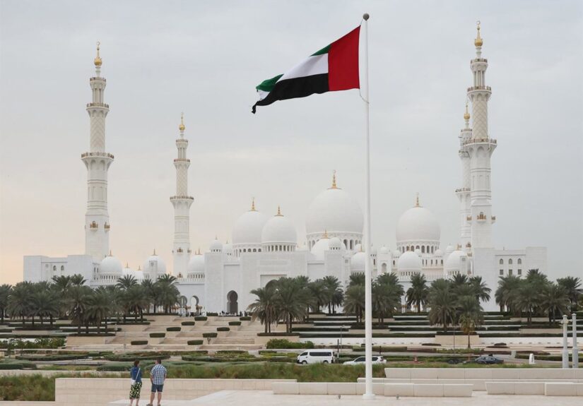 Emiratos suspende "toda" relación comercial con Irán tras un presunto ataque con misiles desde el país asiático