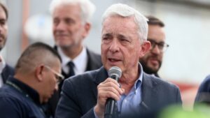 Fiscalía seguirá investigando a Álvaro Uribe por presuntos vínculos con las masacres de La Granja y El Aro