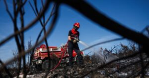 Francia controla el megaincendio del suroeste, que amenaza con arruinar la temporada veraniega