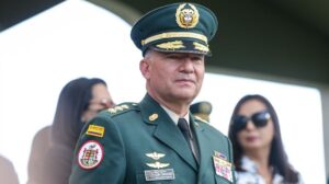 Gobierno acepta retiro voluntario del general Juan Miguel Huertas, señalado de vínculos con Calarcá