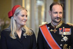 Haakon VIII asume el trono y mantiene el lema "Todo por Noruega" tras la muerte de Harald V