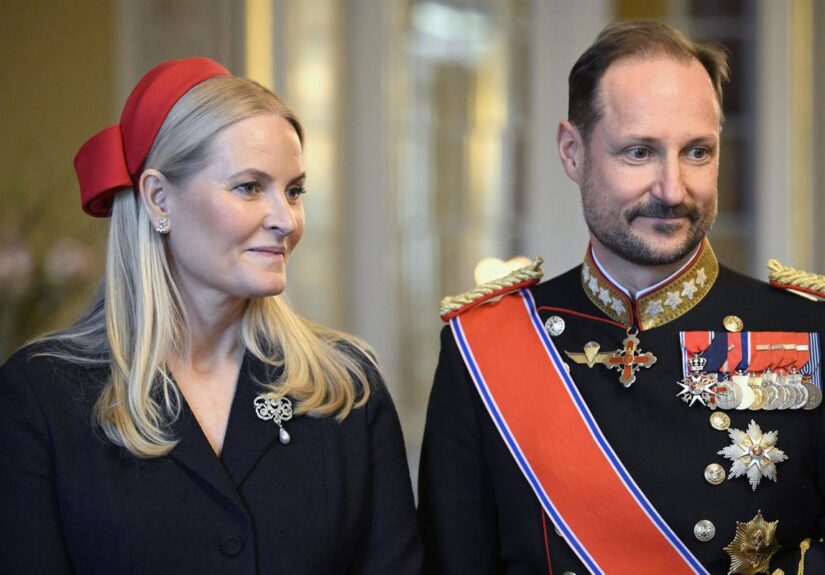 Haakon VIII asume el trono y mantiene el lema "Todo por Noruega" tras la muerte de Harald V
