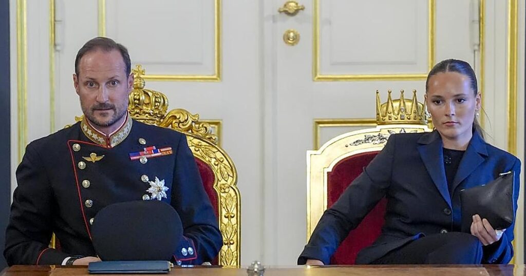 Haakon VIII asume el trono y mantiene el lema que ya usó su padre Harald