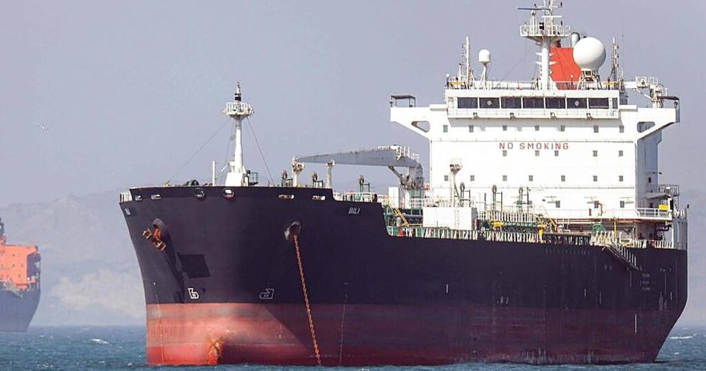 Hombres armados secuestran un petrolero en Yemen y lo desvían a Somalia